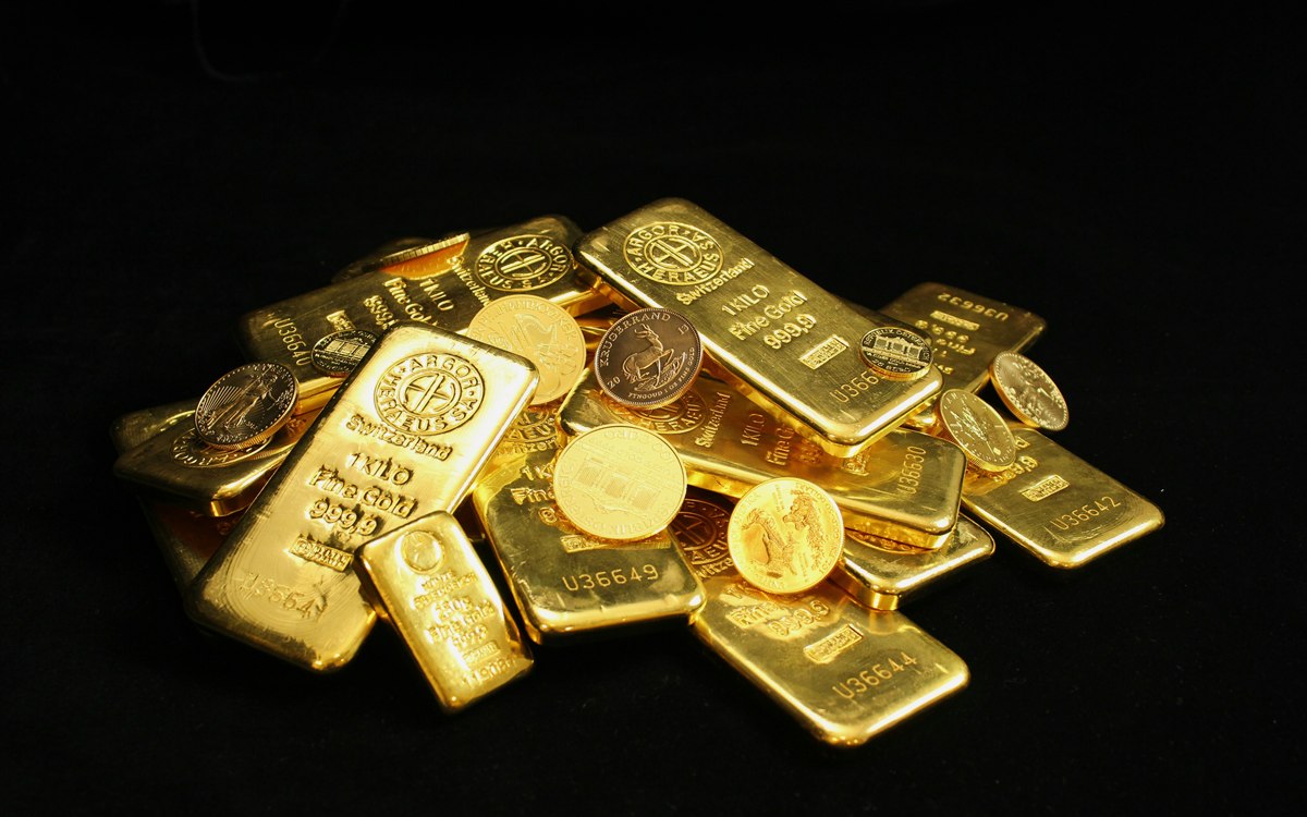 Goldbarren, Goldmuenzen, Silbermuenzen und Silberbesteck
